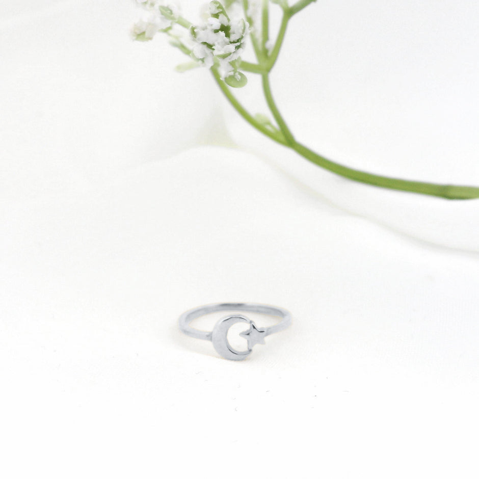 Minimalist Solid Gold Dainty Crescent Moon & Star Gold Stacking Band Ring