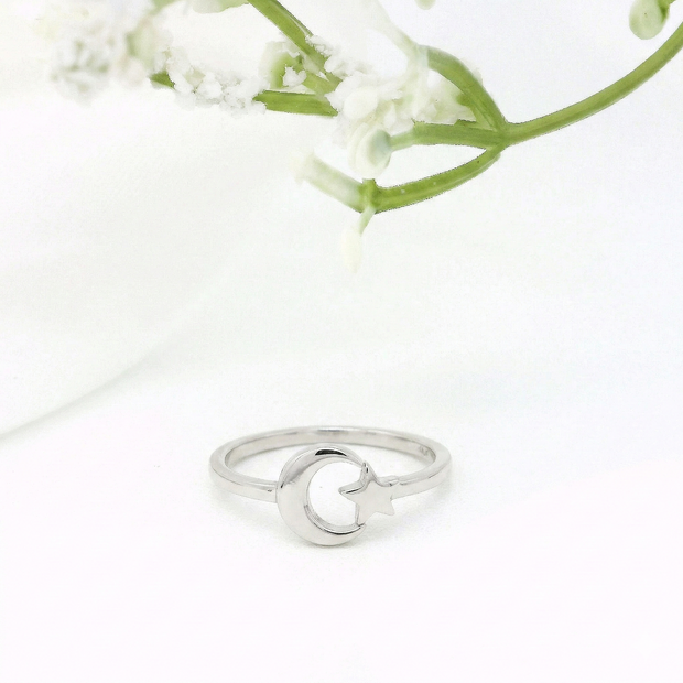 Minimalist Solid Gold Dainty Crescent Moon & Star Gold Stacking Band Ring