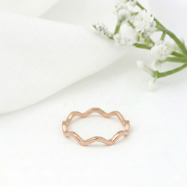 Minimalist Solid Gold Dainty ZigZag Wave Stacking Ring