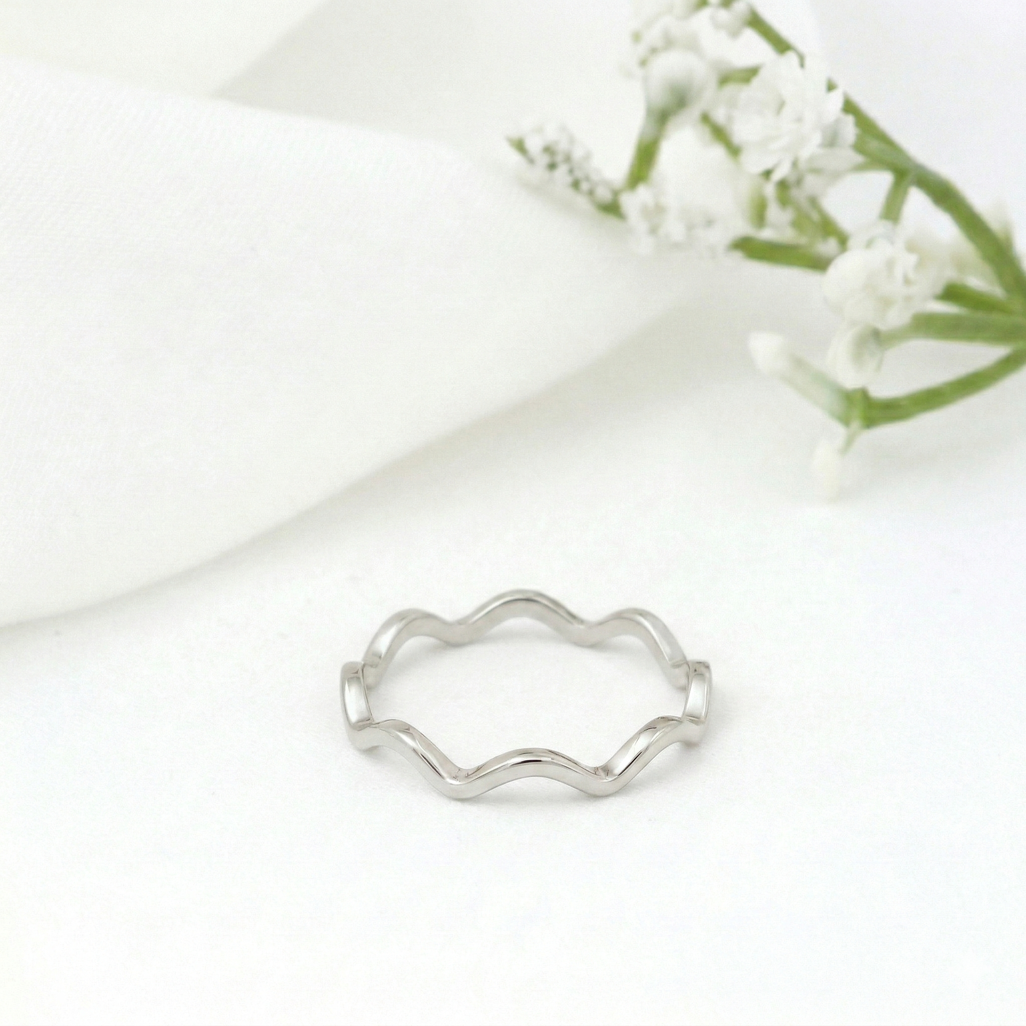 Minimalist Solid Gold Dainty ZigZag Wave Stacking Ring