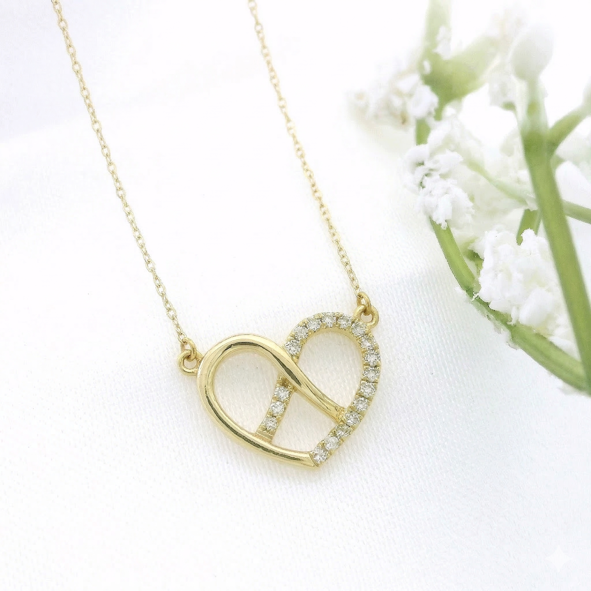 14k Gold 0.06ctw Diamond Infinity Heart Necklace