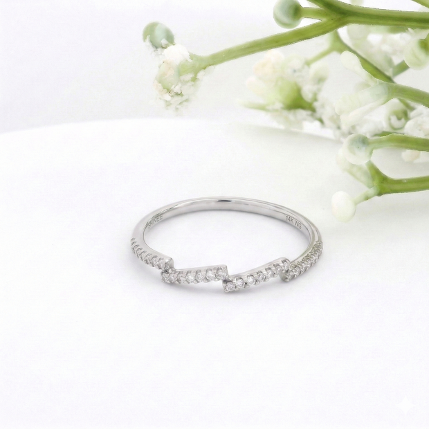 14k Gold with .09Ctw Natural White Diamond Step Band Ring