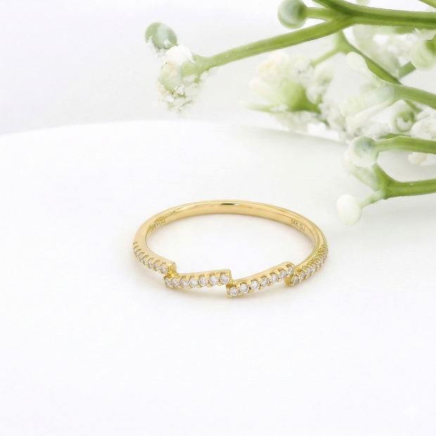 14k Gold with .09Ctw Natural White Diamond Step Band Ring