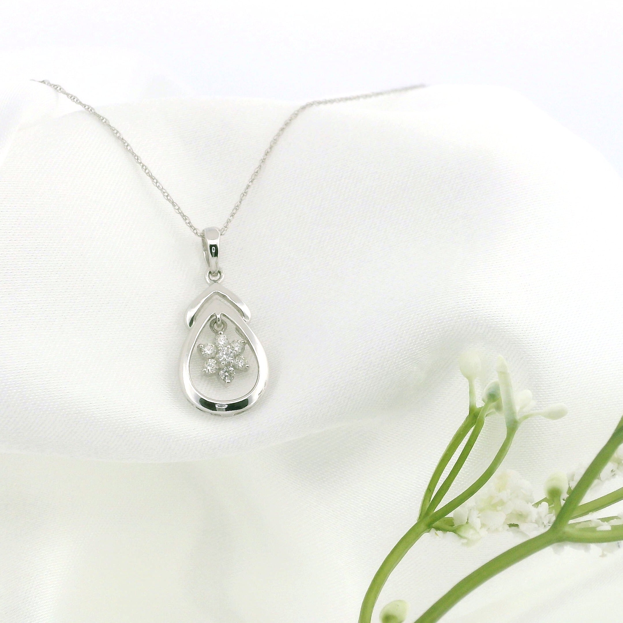 14k White Gold Diamond Flower Pendant Necklace
