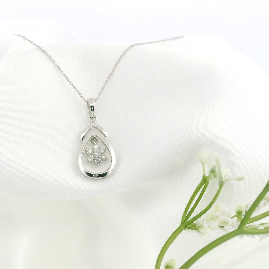 14k White Gold Diamond Flower Pendant Necklace
