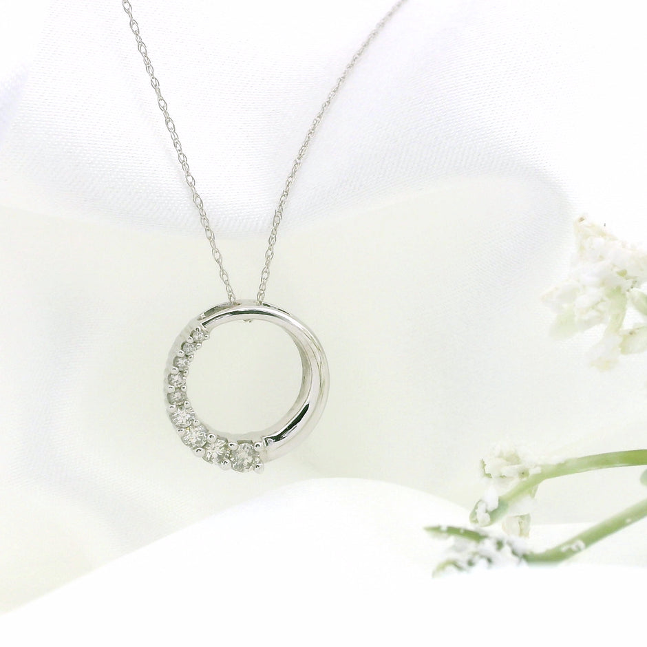 14K White Gold Diamond Circle Pendant Necklace